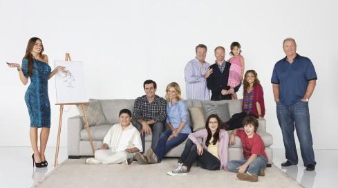 (v.l.) Gloria (Sofia Vergara), Manny (Rico Rodriguez), Phil (Ty Burrell), Claire (Julie Bowen), Alex (Ariel Winter), Luke (Nolan Gould), Haley (Sarah Hyland) und Jay (Ed O'Neill); (hinten v.l.) Cameron (Eric Stonestreet) und Mitchell (Jesse Tyler Ferguson) mit Lily (Aubrey Anderson-Emmons)