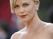 Charlize Theron ohne Slip