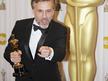 Christoph Waltz freut sich über einen Oscar