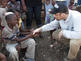 Robbie Williams besucht Kinder in Haiti