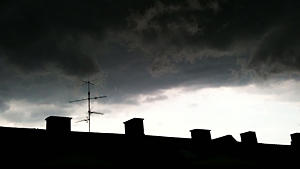Am frühen Abend erreichte das Unwetter Deutschland, der Himmel verdunkelte sich - wie hier über Köln - dramatisch.