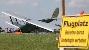 Nach dem Flugschau-Unglück in Bayern dauern die Ermittlungen an.