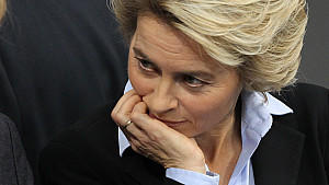 Kein einfaches Thema für Bundesarbeitsminister Ursula von der Leyen: Die höheren Hartz-IV-Regelsätze werden wohl frühestens Ende März überwiesen.