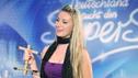 Puppenspielerin Anna-Carina singt 