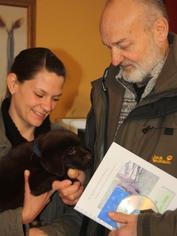 Ausbilderin Janine Gutknecht und Hundeschulenleiter Siegfried Küch holen Dolph bei seiner Züchterin ab Reneè Thissen