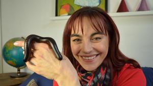 hundkatzemaus-Reporterin Diana Eichhorn mit Tausendfüßler hundkatzemaus-Reporterin Diana Eichhorn mit Tausendfüßler