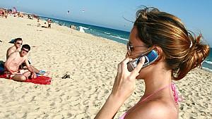 Handy-Schwätzchen am Strand kann sehr teuer werden