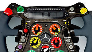 Testen Sie alle Funktionen am Formel-1-Lenkrad