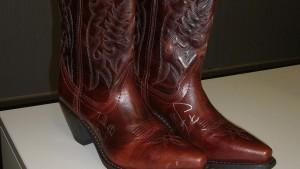 Beim RTL-Spendenmarathon 2011 zu ersteigern: Cowboystiefel von Selena Gomez