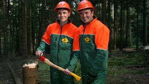 Matthias Schweighöfer versus Wolfram Kons im Baumfäll-Charity-Duell