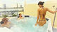 Micaela im Pool - da sprudeln die Intimit&auml;ten