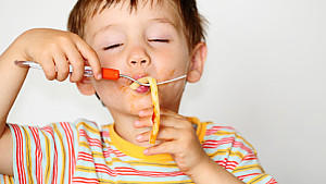 Kinderlebensmittel sind nahrhaft und gesund - das denken viele Eltern. In Wirklichkeit lauern aber Zuckerfallen.