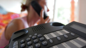 So teuer sind Telefon-Warteschleifen
