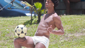 Ronaldinho: Sixpack on the Beach
