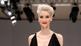 Anika Scheibe rutscht etwas aus dem Kleid