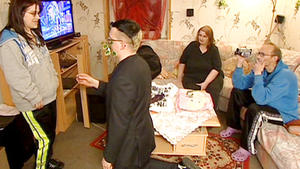 Heiratsantrag vor versammelter Familie