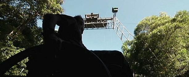 Querschnittgel&auml;hmter macht Bungee-Sprung