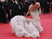 Cannes 2012: Eva Longoria schleppt sich mit Schleppe ab