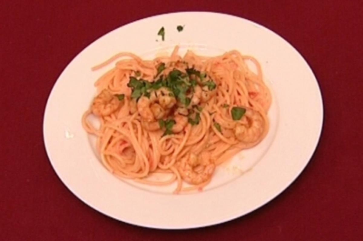 Rezept: Prager Lachsspaghetti mit Riesengarnelen (Rebecca Simoneit-Barum)