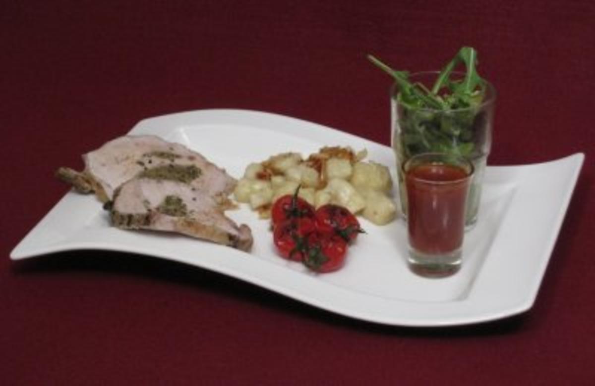 Rezept mit Bild: 01.06. Daniel: Kräuter-Rollbraten mit Gnocchi, karamellisierten Tomaten und Pinienkernen