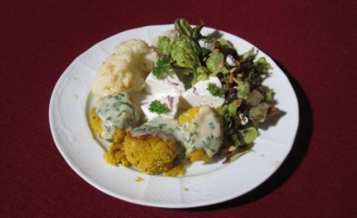 Rezept mit Bild: 14.07. Elisabeth: Hirsebratlinge mit Kräutersoße, Blumenkohl und Salat