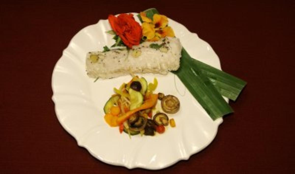 Rezept mit Bild: Seewolf in Bananenblättern unter einer Salzkruste an Wok-Gemüse (Estefania Küster)