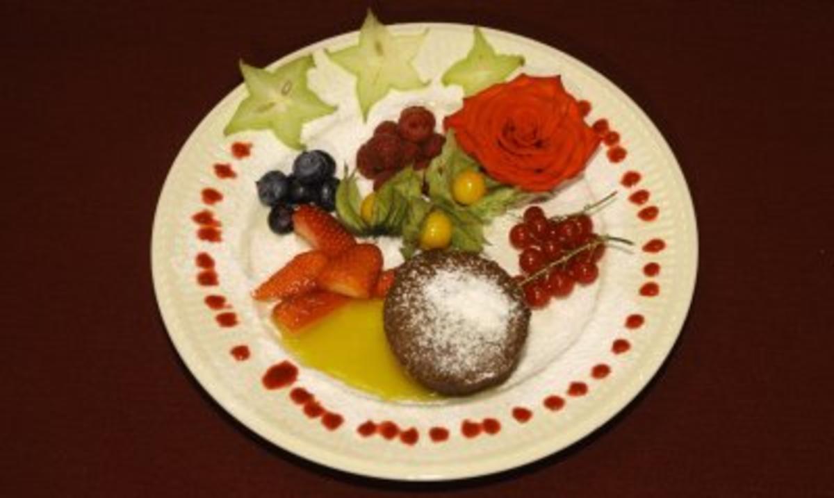 Rezept: Schokoladensoufflé mit exotischen Früchten und essbaren Blüten (Estefania Küster)