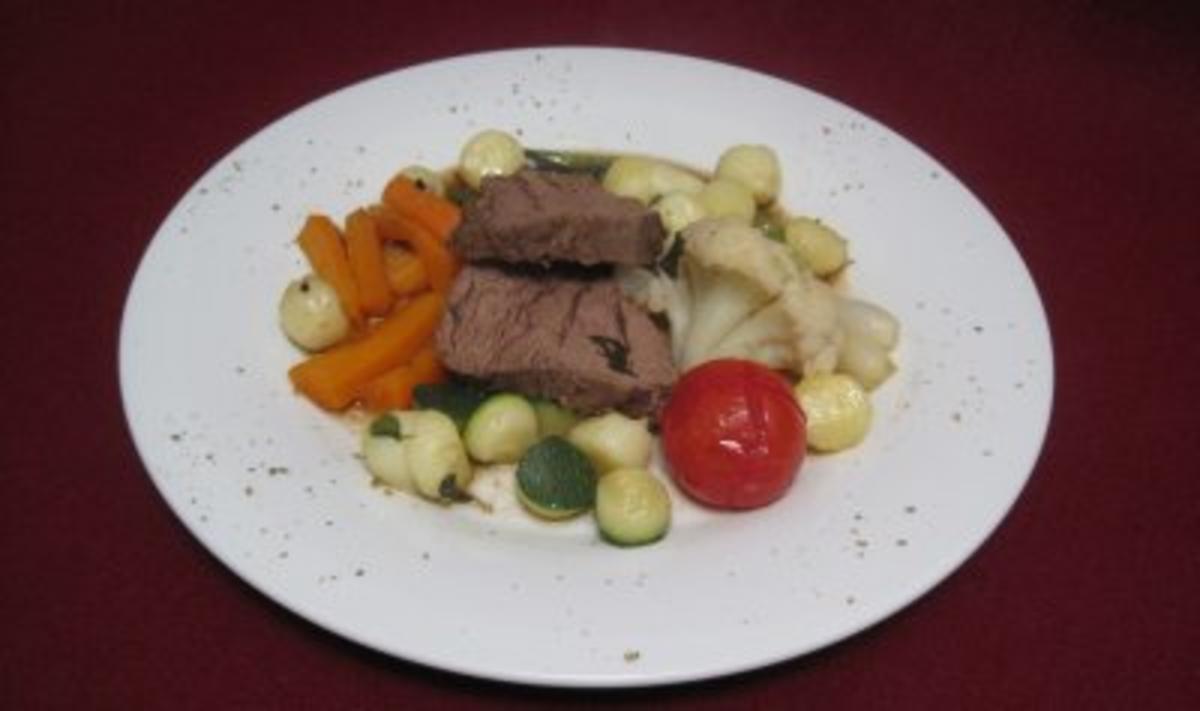 Rezept: Pochiertes Rinderfilet mit Bouillongemüse