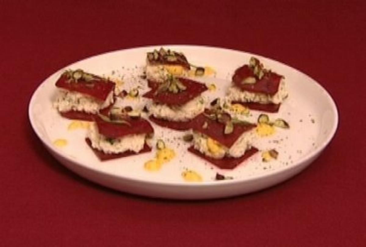Rezept mit Bild: Rote-Bete-Ravioli mit Cashewkäsefüllung, Estragon und Pistazien (Sandra Keller)