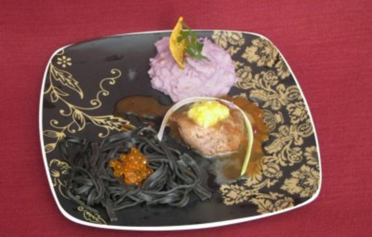 Rezept mit Bild: 30.12. Britta: Pfeffersteak mit Blaukartoffel-Püree in schwarzen Nudelnestern