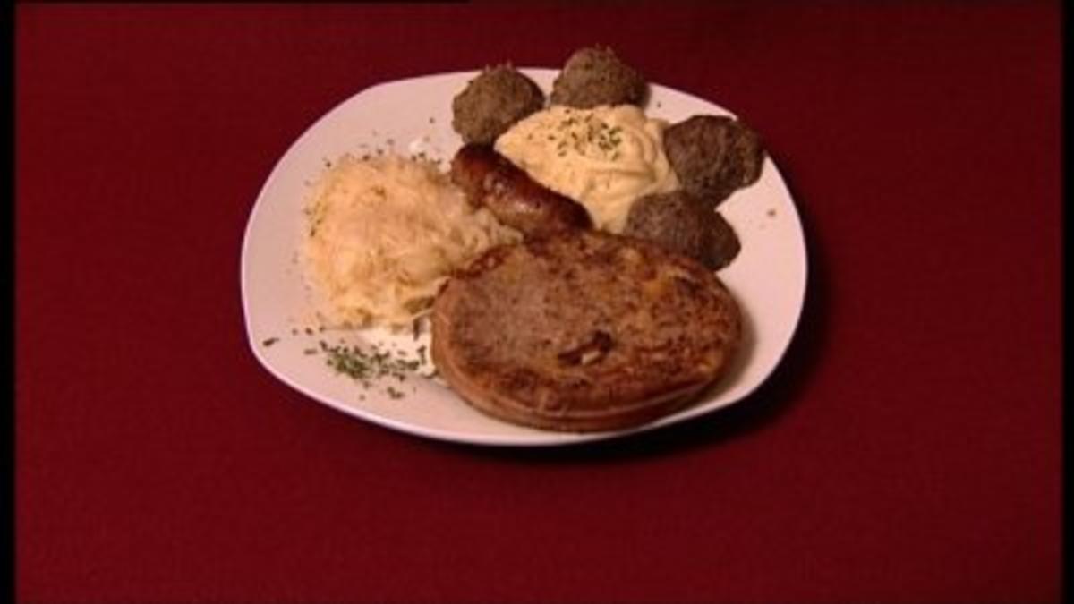 Rezept mit Bild: Pfälzischer Saumagen, Bratwurst und  Leberknödel, dazu Sauerkraut und Püree (Markus Becker