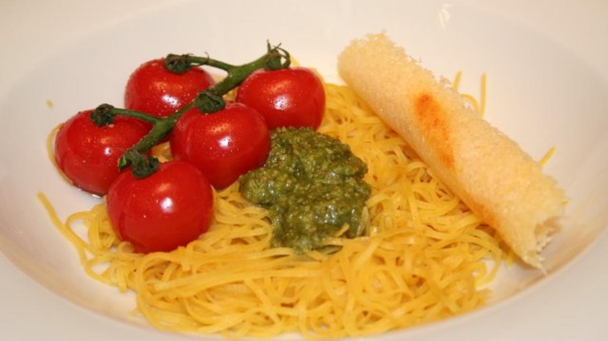 Rezept: Hausgemachte Spaghettini an Estragon-Pesto und heißen Strauchtomaten