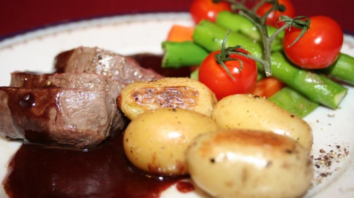 Rezept mit Bild: 03.05. Frauke: Rinderfilet mit Rotwein-Schokoladen-Soße, Gemüse-Panaché u. Thymiankartoffeln