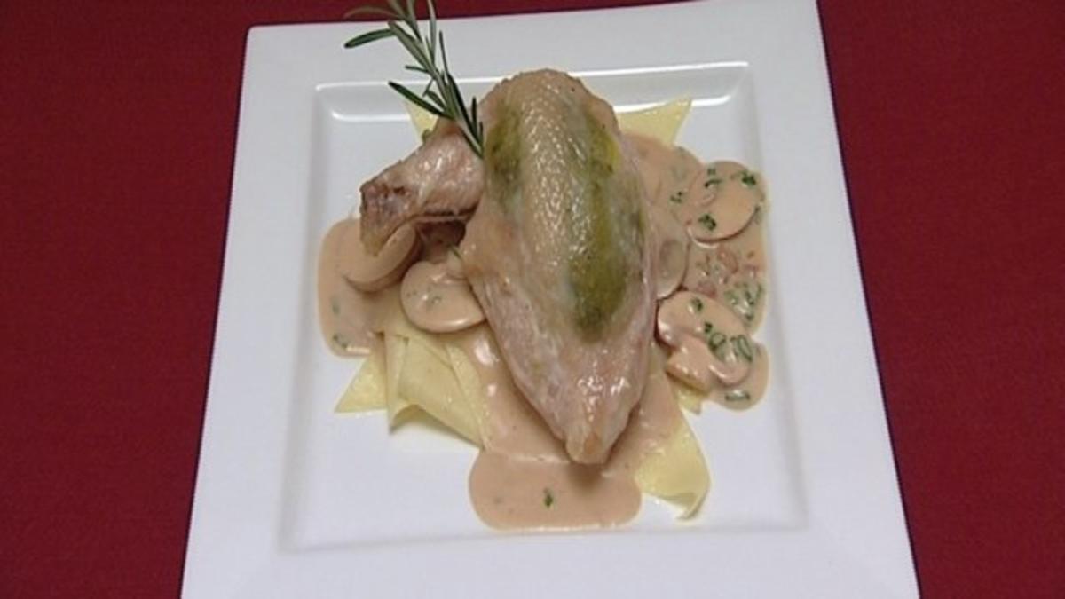 Rezept mit Bild: Gefüllte Hähnchenbrust mit Nudeln und Champignon-Rahmsoße (Alexander Hartmann)