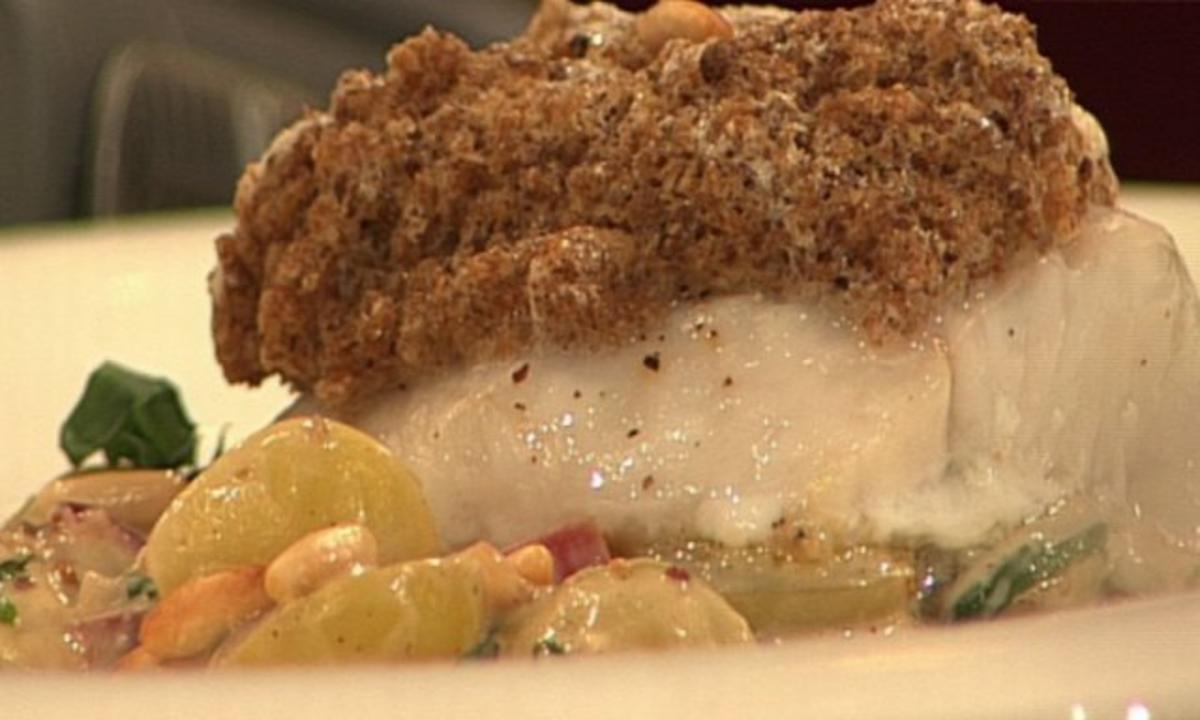 Rezept mit Bild: Zanderfilet mit Schwarzbrot und Trauben-Zwiebelgemüse 