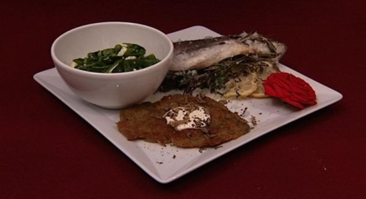 Rezept mit Bild: Fisch im Salzmantel mit getrüffelten Kartoffelpuffern und Babyspinat-Salat (Petra Neftel)