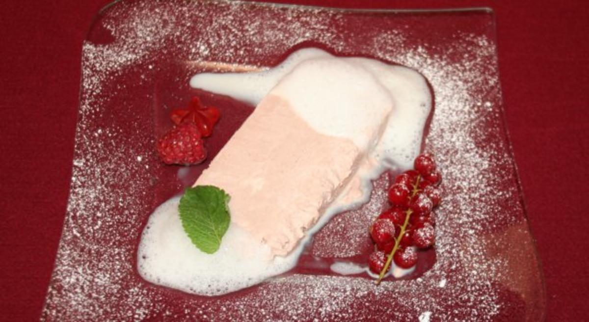 Rezept: Glühwein-Parfait mit Likörschaum