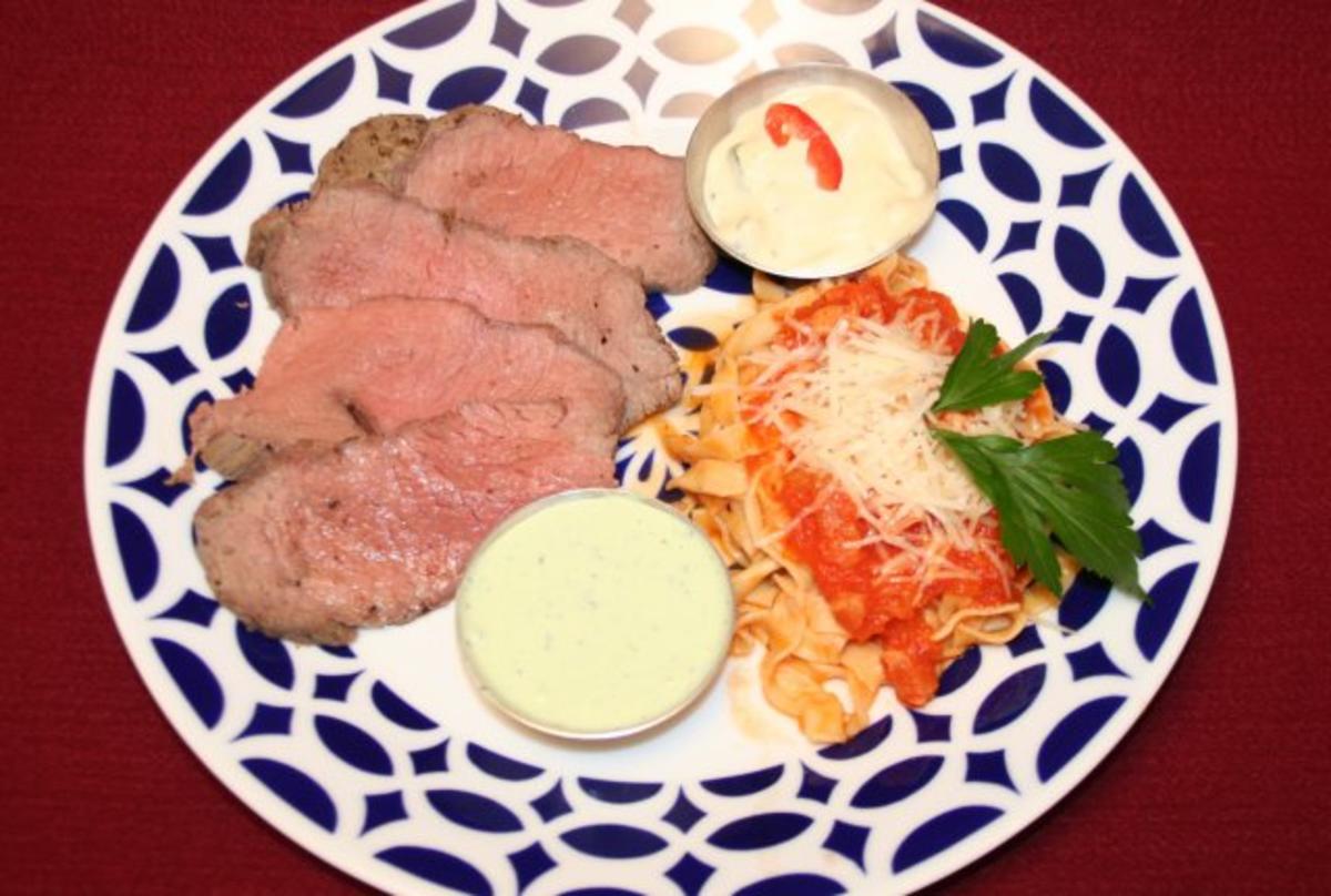 Rezept: Roastbeef mit brasilianischer Kräutercreme und Tagliatelle in aromatisierter Tomatensoße