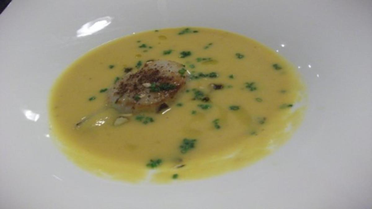 Rezept: Apfel-Kürbis-Suppe mit Jakobsmuscheln