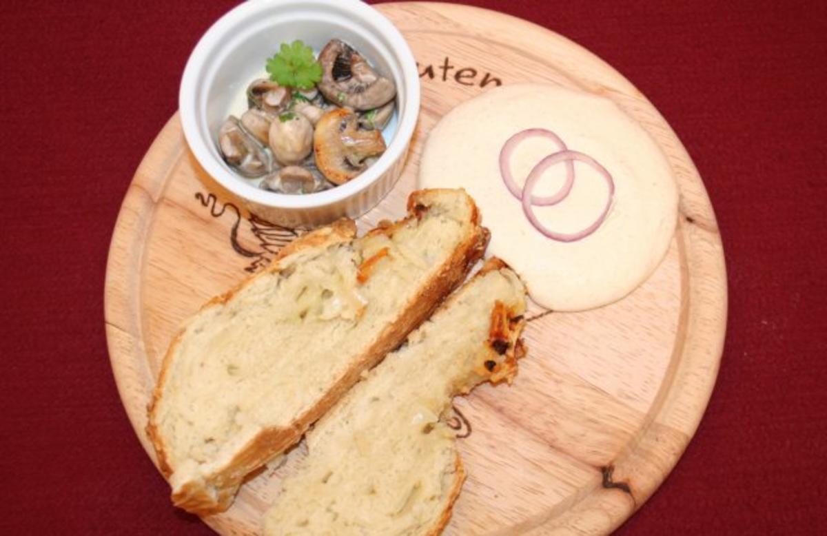 Rezept: Spundekäs, Champignonsalat und selbstgemachtes Zwiebelbrot