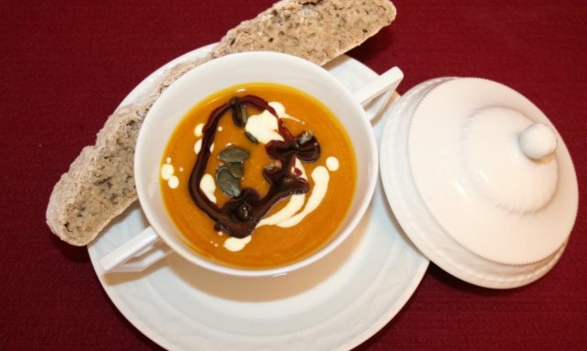 Rezept: Kürbissuppe mit Maronen, dazu Lavendel-Honig-Brot