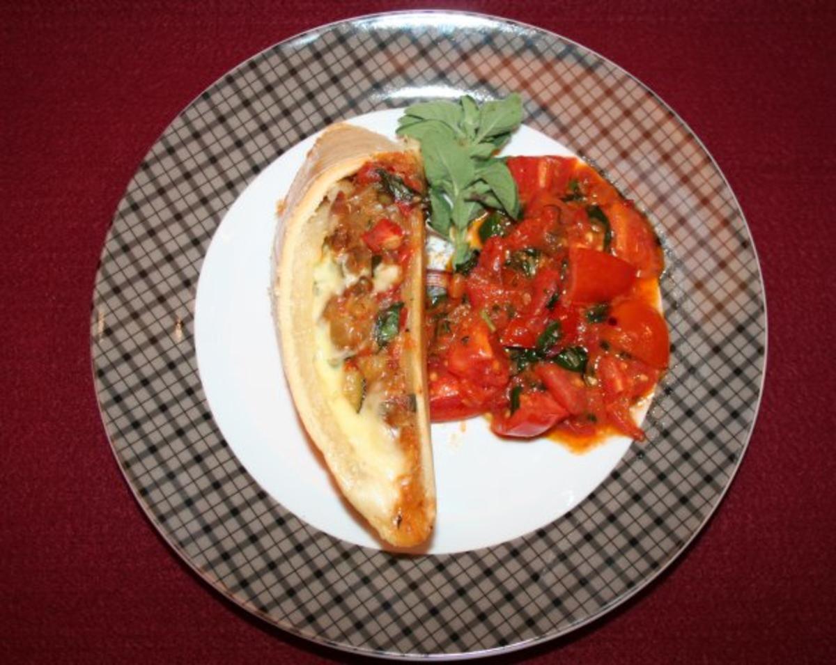 Rezept: Sauerrahmteigstrudel mit italienischem Gemüse und Tomatenragout