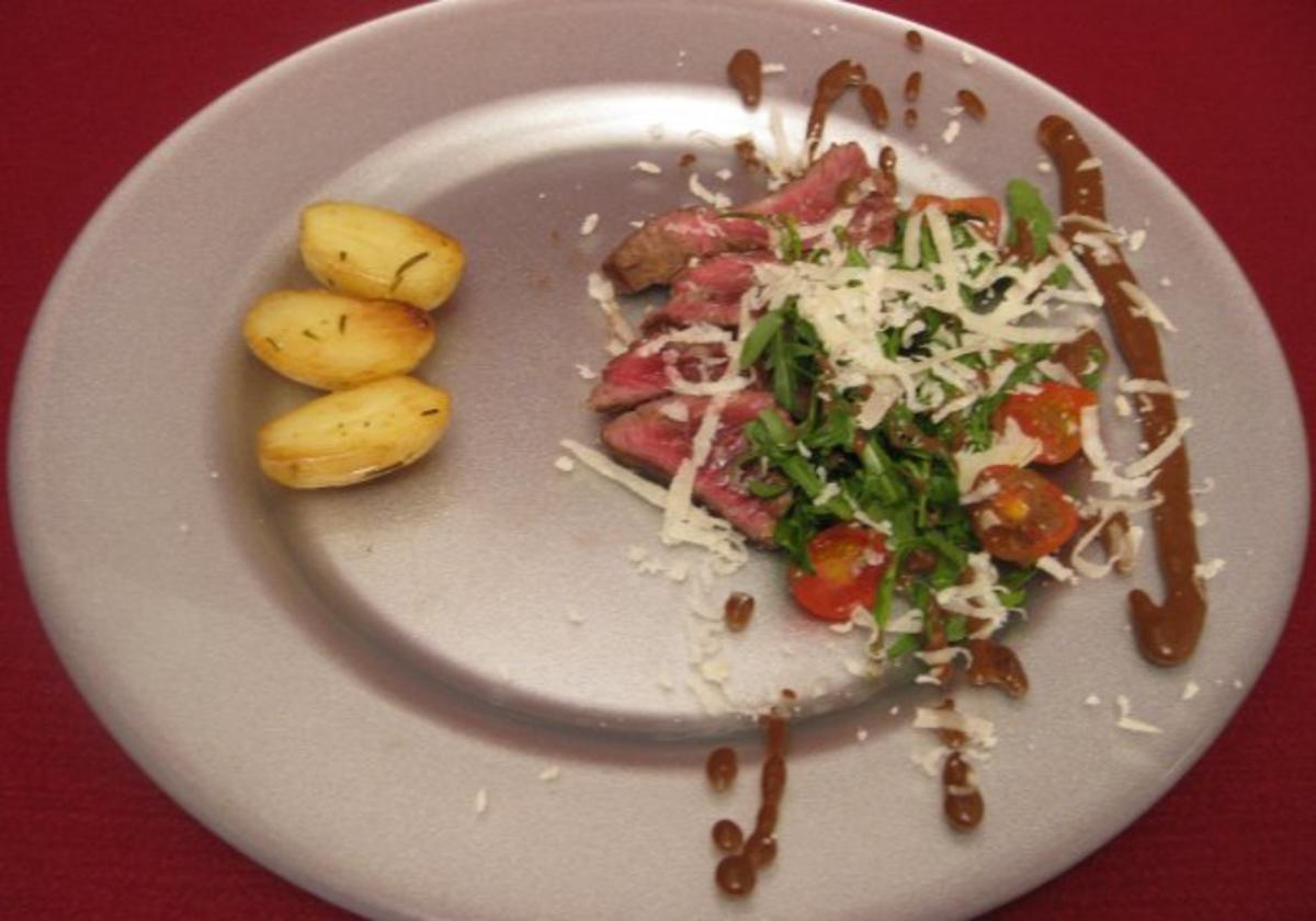 Rezept: Rinderfiletscheiben mit Rucola, Tomaten und Bratkartoffeln