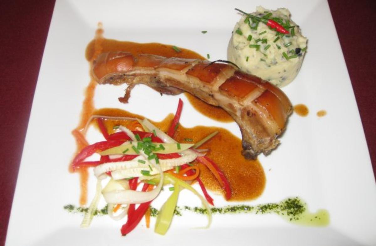 Rezept: Mallorquinisches, konfitiertes Spanferkel mit Püree und Julienne-Gemüse