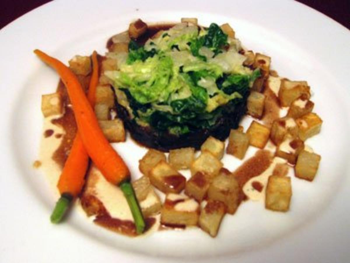 Rezept mit Bild: 24.02. Andreas: Ochsenschwanzragout im Rahmwirsingnest, dazu geröstete Kartoffelwürfel