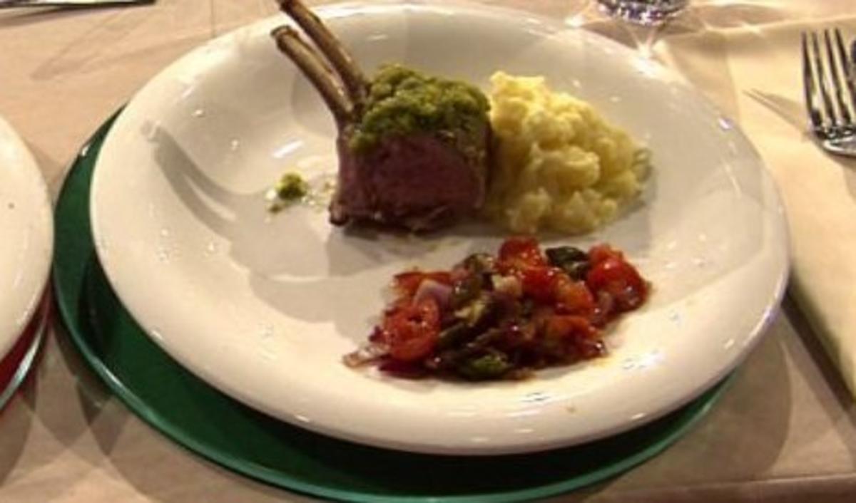 Lammrücken mit Kräuterkruste, Spargel und Kartoffelpüree (Jörg Knör)