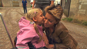 Sylvie van der Vaart hilft der kleinen Leonie
